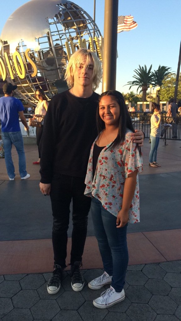 taabfrio's tweet photo. Salute @rossR5 ... And thanx for taking this pic with my daughter ... Mouse Frio #mousefrio https://t.co/syPdSDkLrx