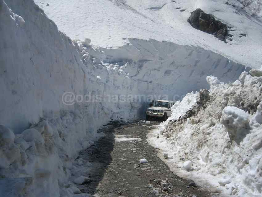 SamayaEpaper's tweet photo. Himachal Pradesh: Avoid travelling to Rohtang Pass, 200 tourists trapped - https://t.co/eclEueiRY3 #India #National https://t.co/EHsa7i9fQL