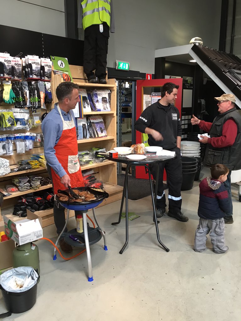 De hamburgers smaken heerlijk vandaag. Kom snel langs want op=op