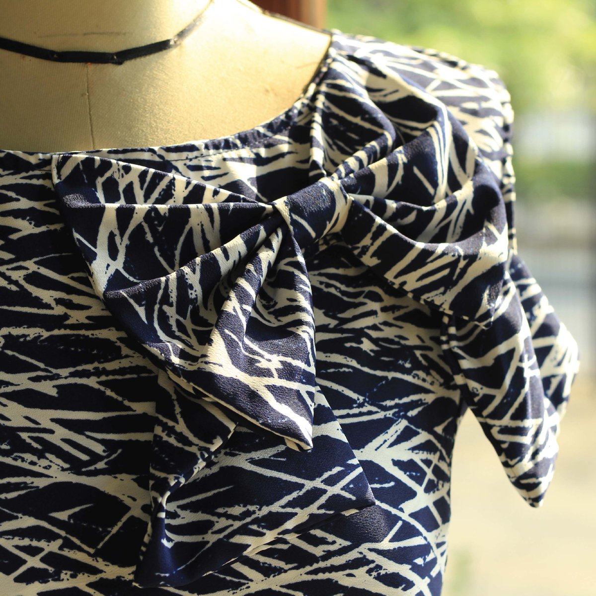 Dress dengan motif polkadot, floral, dan geometric emang retro banget, kayak di instagram.com/retrovergo