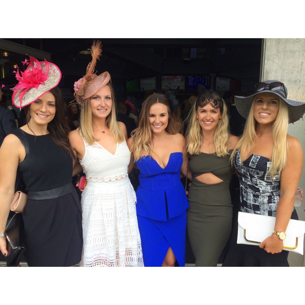 laraspaggiari's tweet photo. #throwback to the #MelbourneCup - haven't tweeted in ages! #thegirls #raceday #giddyup https://t.co/tibWIqmny3