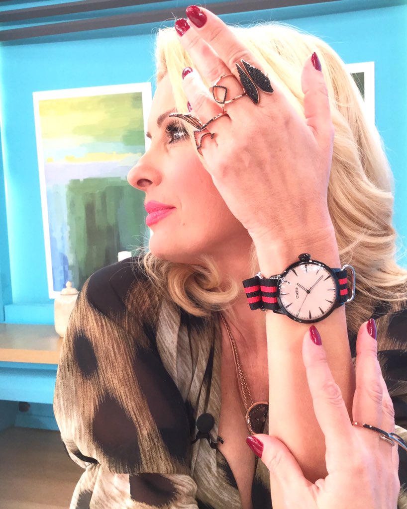 Eleni_AlphaTV's tweet photo. Καντε retweet στην φωτο και κερδιστε το ρολοι απο την OXETTE 🎀 https://t.co/zkRT5xGygp