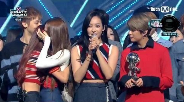 ERPESTAR's tweet photo. Tangis Haru Warnai Trofi Pertama f(x) Dengan '4 Walls' di M!Countdown https://t.co/iRkazjb0W9