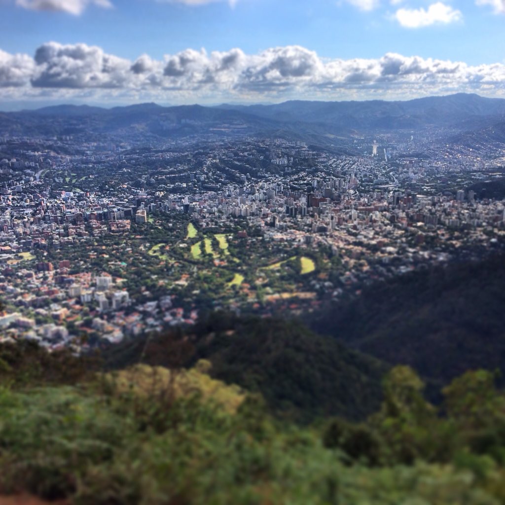 RaulRaffalli's tweet photo. Amanece en la Venezuela, generosa y cálida, pero gobernada por carceleros mafiosos. Vamos a cambiarla para bien! #6D https://t.co/Sy2zrMKe7B