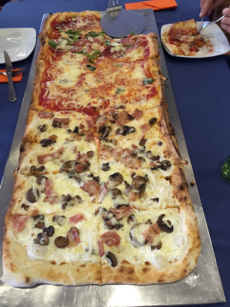 YA! Quieres ganar 1 METRO DE PIZZA GRATIS? participa! Síguenos y RT este twit . Cierre de sorteo a las 22:00 Suerte🍀