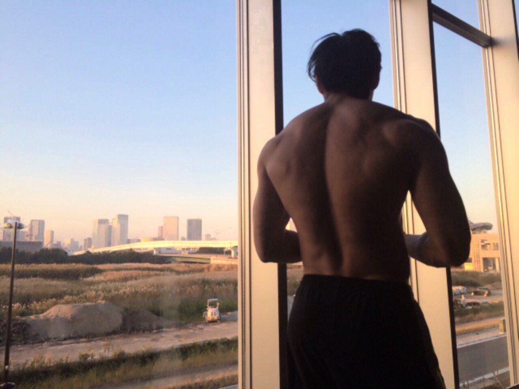 TeeKeyy's tweet photo. 男は背中で語る。てことで背中の日
#DAH 
#夕日
#DNScafe https://t.co/twLT6tfMmV