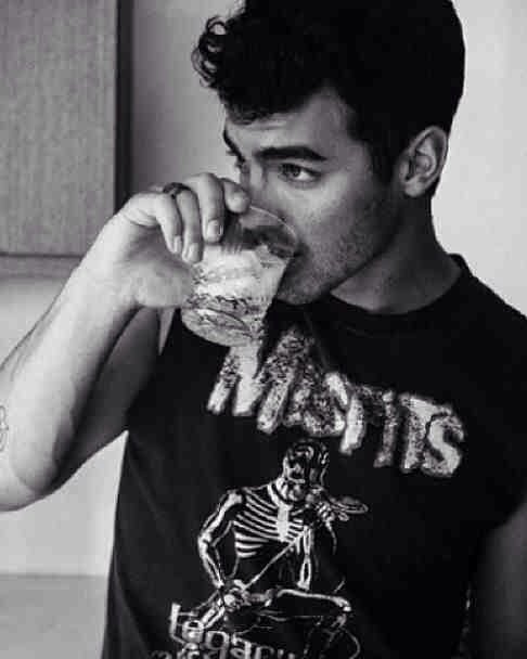 HotGuyPics's tweet photo. childhood bae 😍 #joejonas https://t.co/SxZQijyBdA
