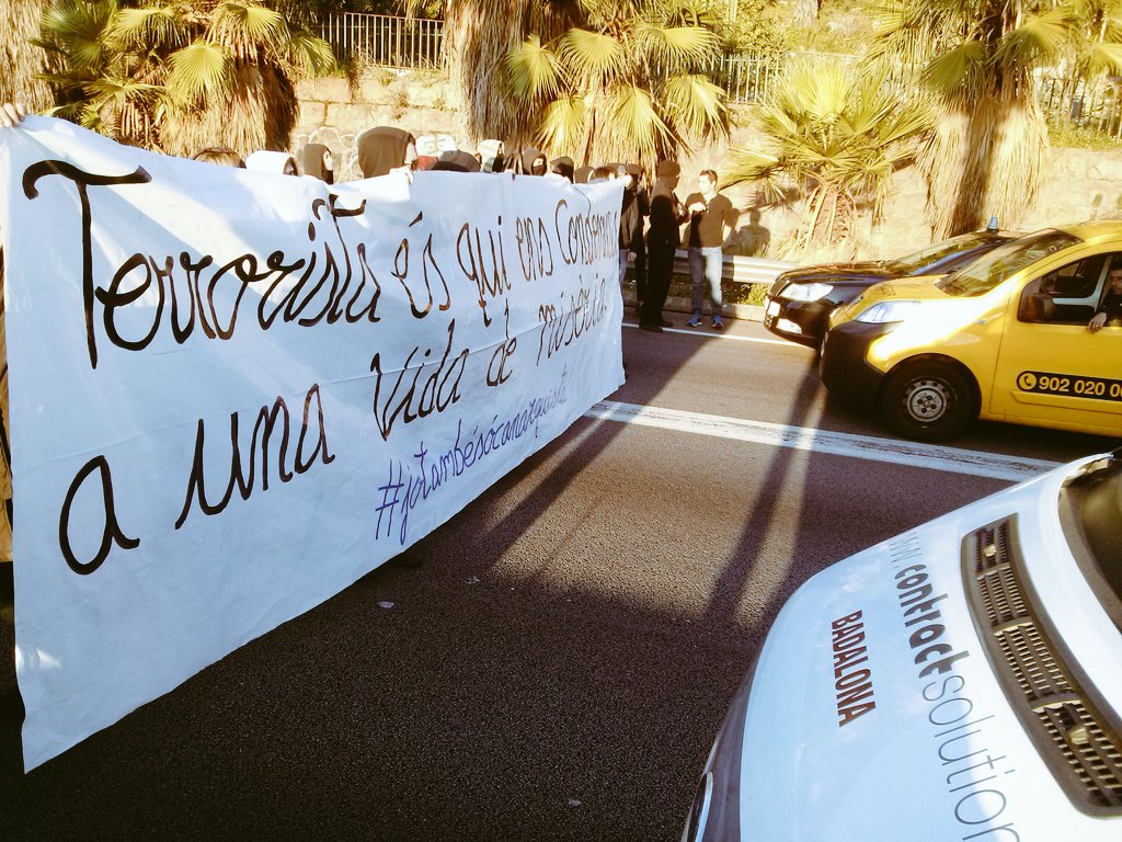 juridicacongres's tweet photo. Avui a Barcelona la ronda litoral ha estat aturada 15 minuts contra els muntatges policials #jotambésocanarquista https://t.co/HqXDZvgaJi