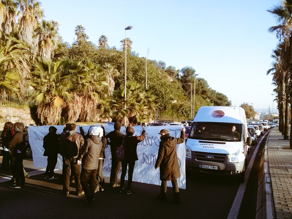 juridicacongres's tweet photo. Avui a Barcelona la ronda litoral ha estat aturada 15 minuts contra els muntatges policials #jotambésocanarquista https://t.co/HqXDZvgaJi