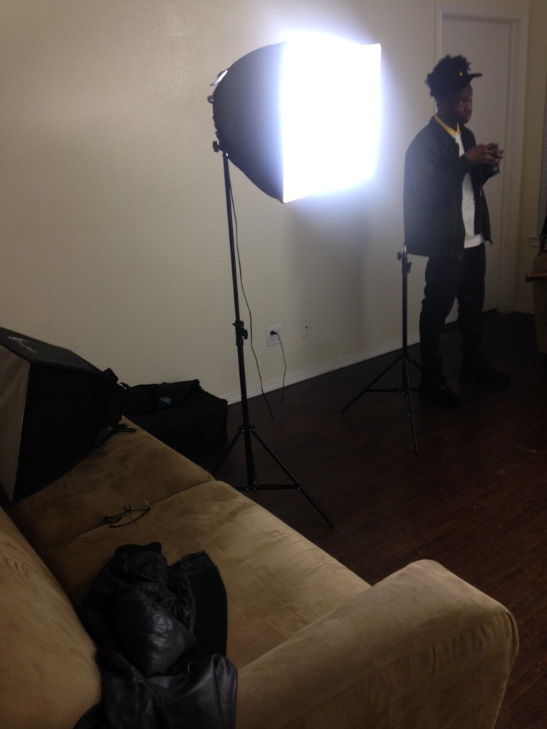 EWorldwidePromo's tweet photo. It's A Photoshoot 😈📸 @Luveraci @_KeyBlack @LXRD_Vice #ChiEra #ChiEraTheApp https://t.co/3ESwKdlRmP