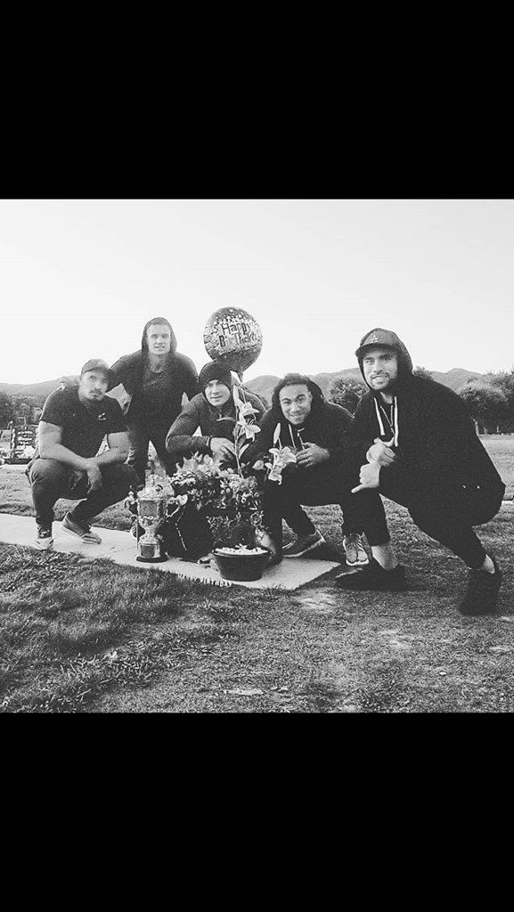 Amendonne's tweet photo. Les Blacks amènent la Coupe sur la tombe de Jerry Collins, qui aurait dû fêter ses 35ans hier... Magnifique... https://t.co/1qZtPCNJAh