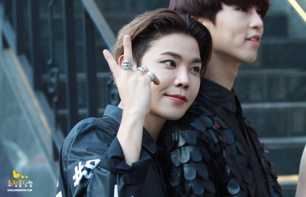 JUNGHOON_COM's tweet photo. [UP!] 15.08.16 일본 SHOWBOX
사!랑!해!요!최!정!훈!❤️
#페임어스 #FameUS #정훈 #JungHoon
@Fameus_Hoon https://t.co/BZJtQhRfh9