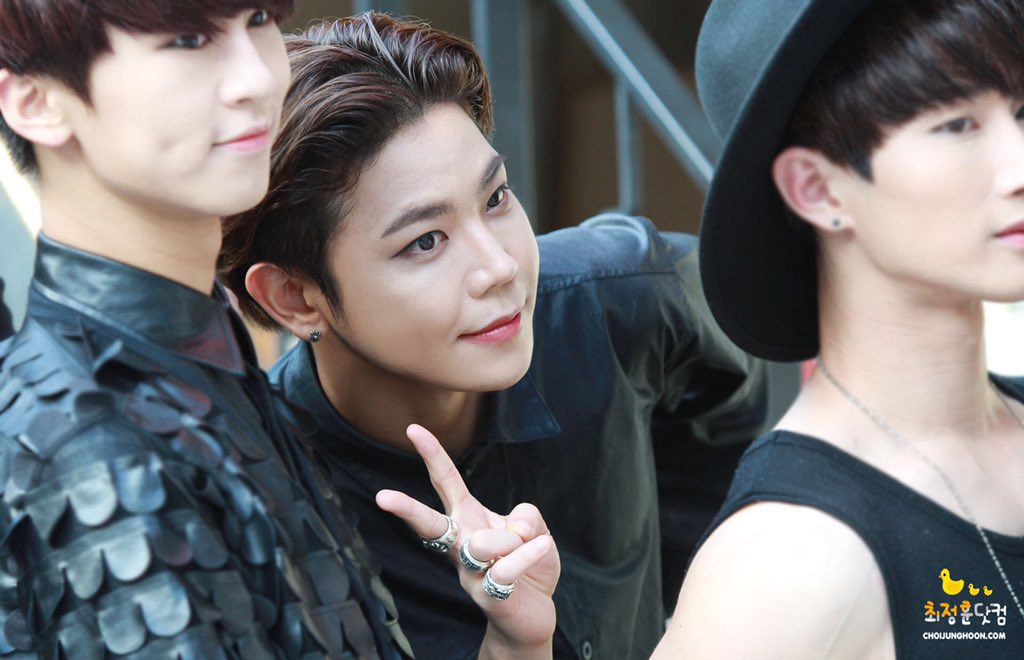 JUNGHOON_COM's tweet photo. [UP!] 15.08.16 일본 SHOWBOX
사!랑!해!요!최!정!훈!❤️
#페임어스 #FameUS #정훈 #JungHoon
@Fameus_Hoon https://t.co/BZJtQhRfh9