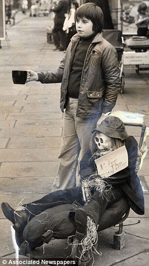 80s_Kidz's tweet photo. Don't see this much these days. 
Retweet if you did Penny for the Guy.... https://t.co/NOboLzZ80A