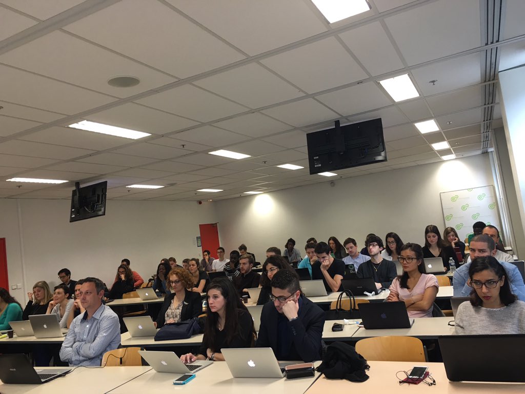 alexandre3h33's tweet image. Le 1er cours du module marketing de la robotique au #mbamci avec Catherine Simon experte en robotique #innorobot