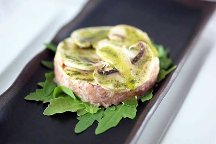 WendyGamba's tweet photo. #RutaVictoria #Malaga Salchichón de Málaga picado a mano, con salsa “Especial KBG”, champiñones laminados y rúcula. https://t.co/79JT2IaFbQ