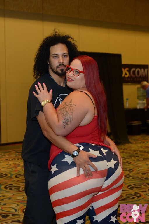 BBWCON's tweet photo. @DonaldTrunkXXX always hands in the cookie jar @victoriasxxx at #BBWCON2015 https://t.co/1o8kbcZqzr