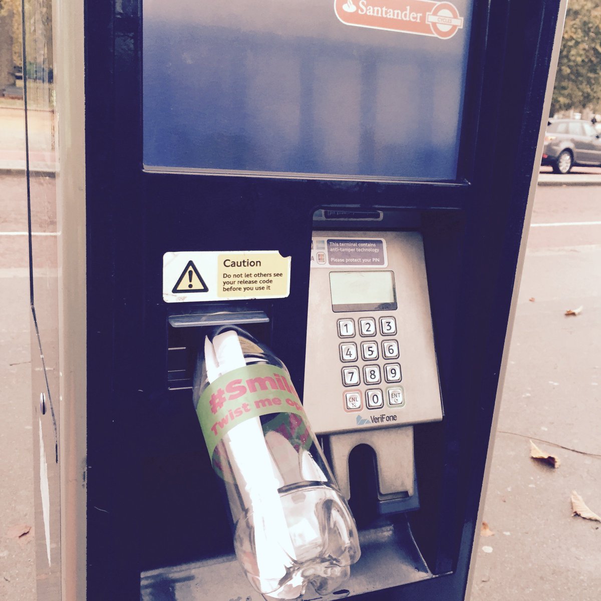 SmileInABottle's tweet photo. LDN, the 1st batch of bottles are out! Where will you find yours? Try #hydepark or #BuckinghamPalace #SmileInABottle https://t.co/V7ZwZDKc8a