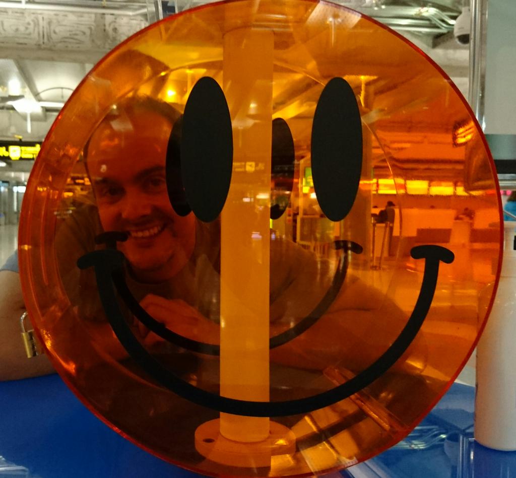 MarkAProcter's tweet photo. Happy Orange Thursday from Thailand! @onepointcto @njessop @OnePointGlobal #orangethursday #mobilemagic https://t.co/KeMxiClwfM