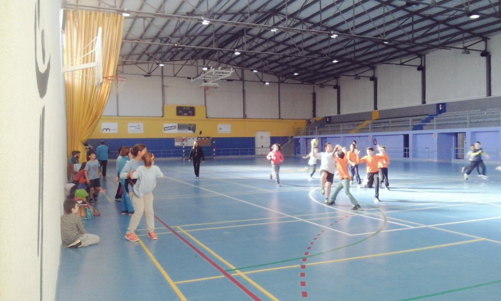 esbogo_15's tweet photo. Matinal esportiva de les escoles de #canovelles. #educació #esport #handbol#valors #educacioformal #educacionoformal https://t.co/h9iUmtOqX6