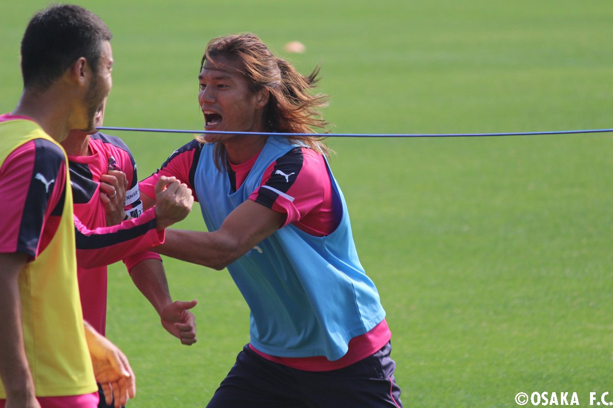 サッカーバレー中の一コマ 関口選手が点を決めると 喜びを大爆発させる山下選手 チームを盛り上げるために頑張ってくれています Cerezo 関口訓充 山下達也 セレッソ大阪オフィシャル Scoopnest