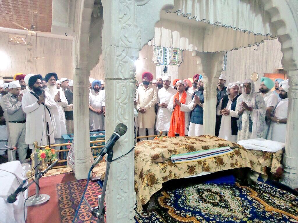 Partap_Sbajwa's tweet photo. Rahul Gandhi Ji offering his prayers at Bargadi Gurudwara,Faridkot #RGWithPunjab https://t.co/ichhPCdEw4
