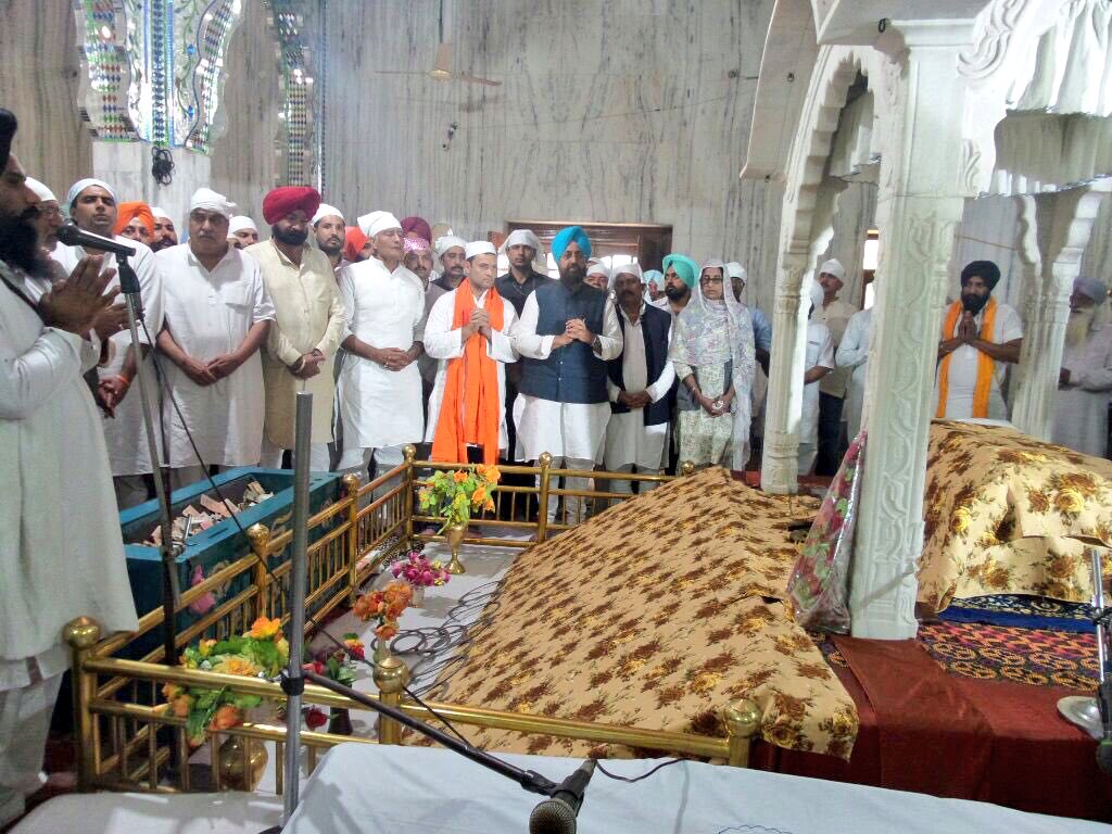 Partap_Sbajwa's tweet photo. Rahul Gandhi Ji offering his prayers at Bargadi Gurudwara,Faridkot #RGWithPunjab https://t.co/ichhPCdEw4