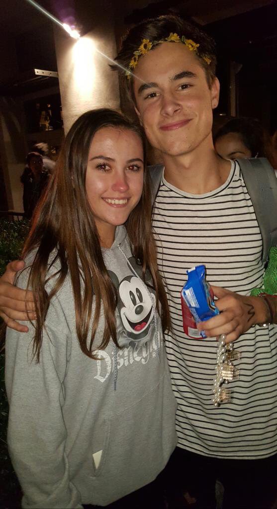 KianLawleyTeam's tweet image. [PHOTOS] Kian with fans in Sacramento - #TourBeforeTheTour