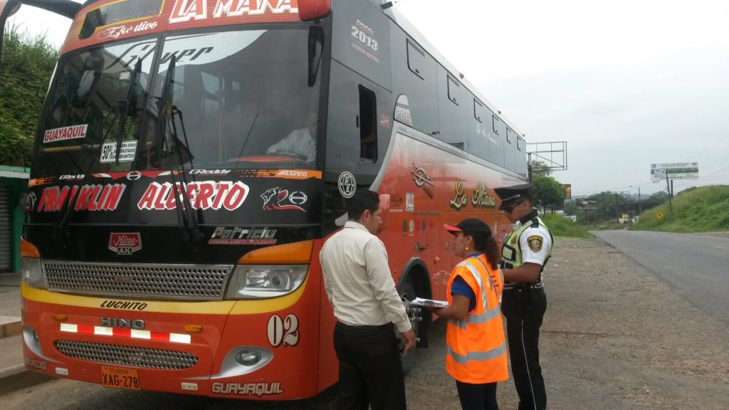 revistavistazo's tweet photo. La tasa de #AccidentesDeTránsito durante el #feriado se redujo un 4% con relación al 2014. https://t.co/r9rT3YbV70 https://t.co/ZiqcyVOzyp