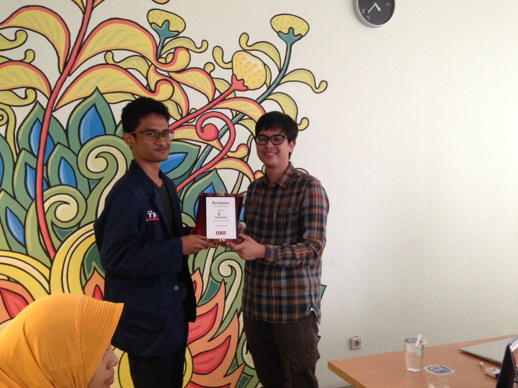 Pemberian kenang-kenangan dari perwakilan ITKP untuk AMK