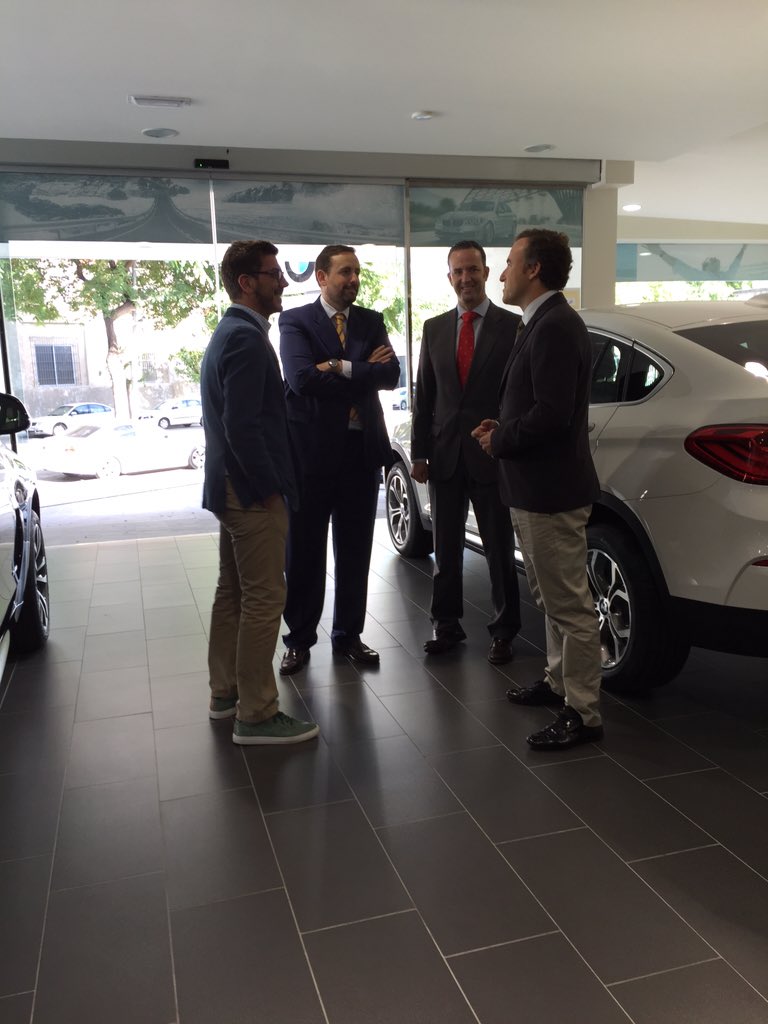 UCAMMurcia's tweet photo. Fotis Katsikaris y los directivos están conociendo los nuevos modelos en @MINIAupesan #AcuerdoAupesán https://t.co/PtoYR99DLY