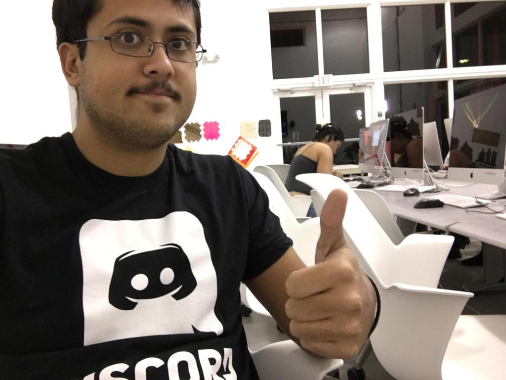 Sonicrida's tweet photo. Got some late pics of peeps enjoying the @discordapp love I spread at #STR2015 https://t.co/5HjDH7dAHj