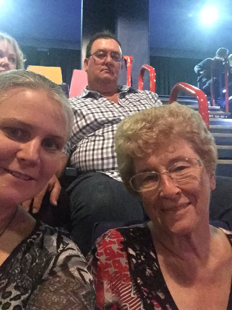SheldynHolly's tweet photo. Ready for @NeilDiamond! Have fun Sharyn and Maralyn 😄😄 #tweetcaroline https://t.co/KutrGbqfRx
