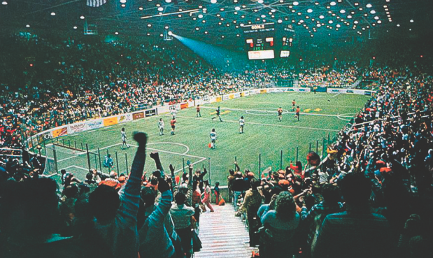 11Freunde_de's tweet photo. Als Indoor Soccer in den USA der heiße Scheiß war. Unsere Reportage aus 11FREUNDE #167: https://t.co/lylUOYgMXg https://t.co/RD7qtqDmPO