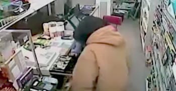 Security Cam Footage Shows One Tough Young Woman Foiling A Would-Be Robber
twnewsjp.com/page.php?id=11…