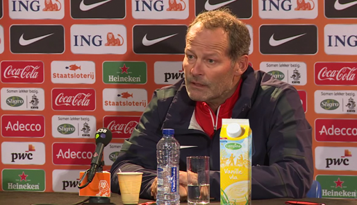 DeSpeld's tweet photo. Blind selecteert pak vla voor Oranje - ‘Deze vla oogt fris’ https://t.co/8EcXGNjdms https://t.co/HAX3yTjk5l
