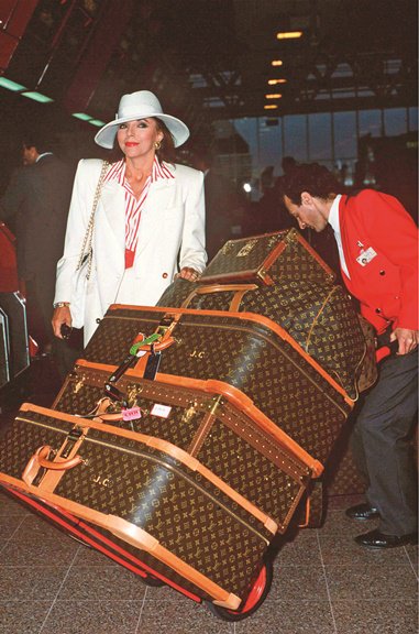 HeathrowAirport's tweet image. This #TBT we're looking back at some of our most glamorous guests and their #luxury luggage! #JetSetStyle