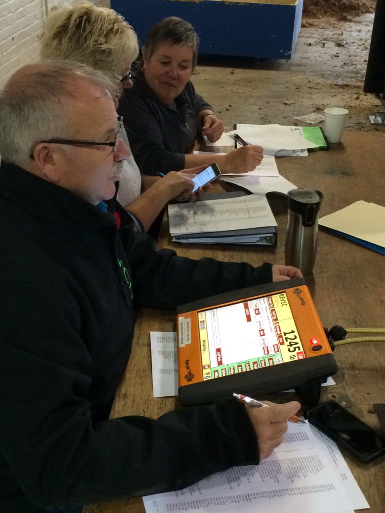 BrusselsAgriSrv's tweet photo. Animal management at the #RAW15 @GallagherNA Tsi, HR3, Loadbars. Arrow Farmquip chute https://t.co/RpO9nAPFhy
