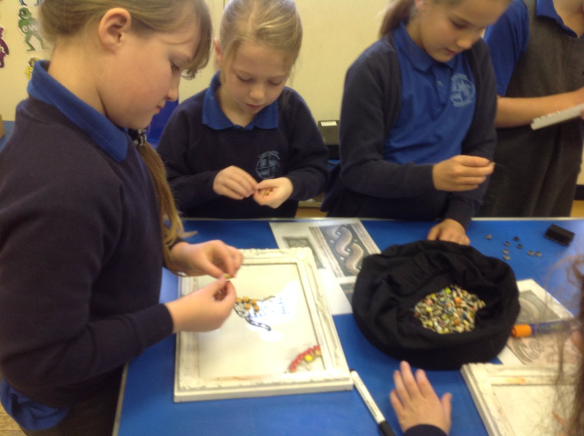 caythorpeclass4's tweet photo. We started off our Roman day with trying out some Roman activities! #mosaic #aqueduct #romanarch #games https://t.co/qaAxRQLj4I