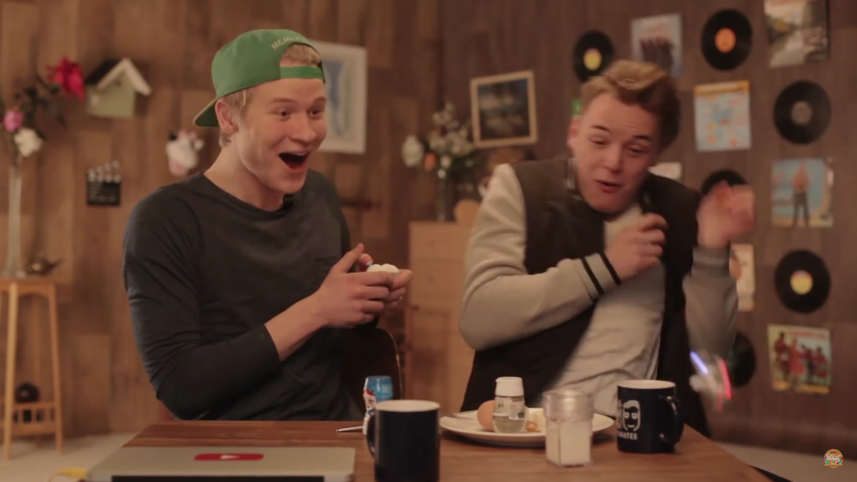 Potkast's tweet photo. #PotkastThrowback: Mini-drone ongelukken in de studio, vierkante eieren en MEER. 😂 https://t.co/YW5U6yja2H https://t.co/iIjg9GGOKu