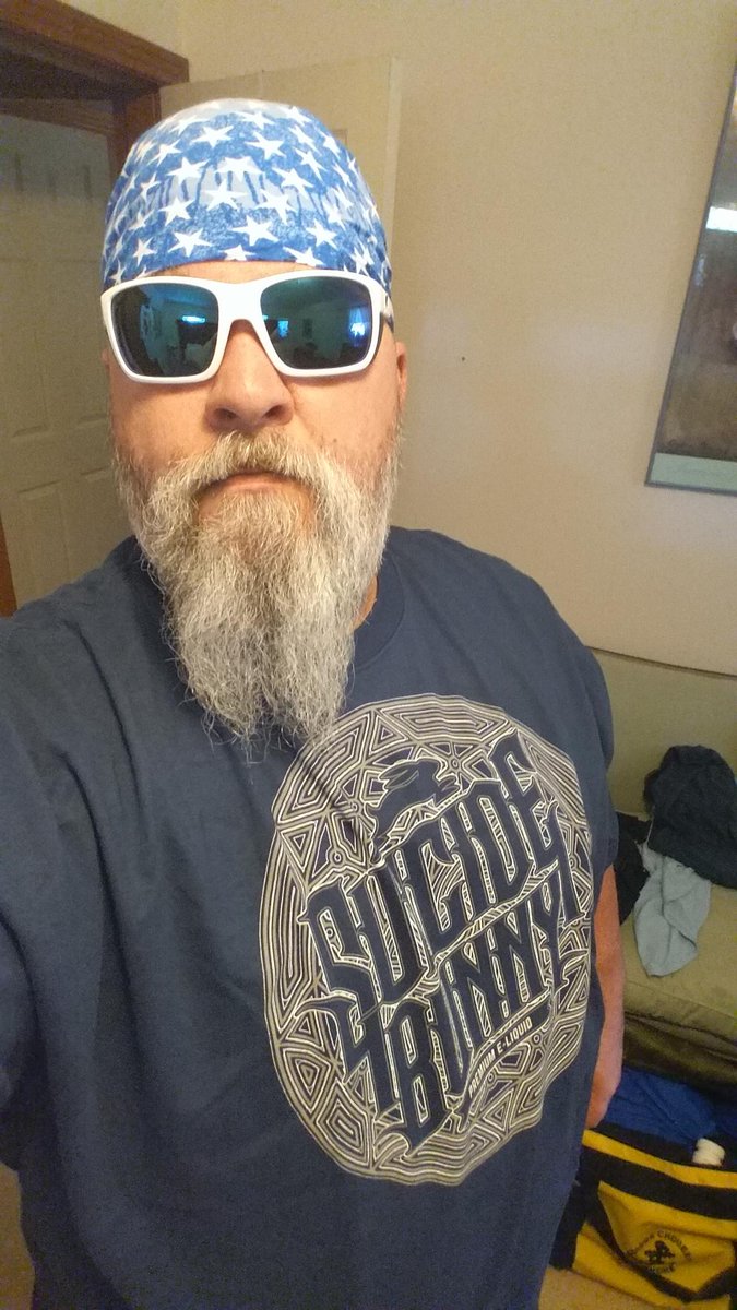 MaskeyVictor's tweet photo. Rockin the #suicidebunny vapemail. You guys are awsome. https://t.co/5irbfr2mm8