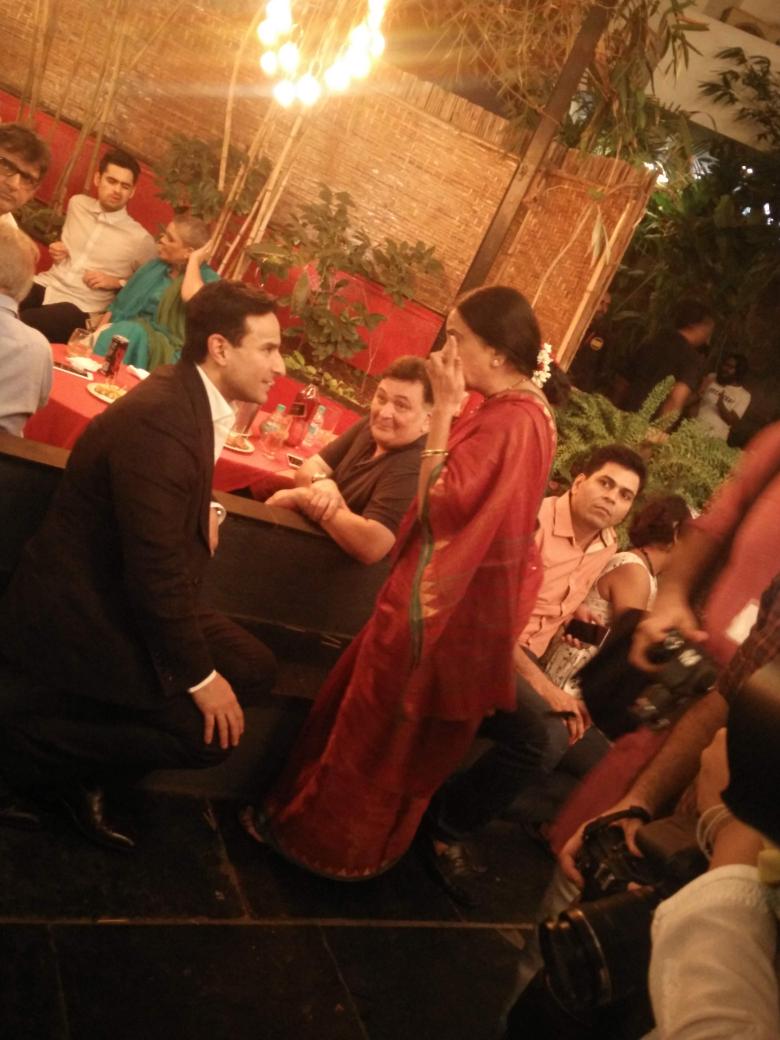 bombaytimes's tweet photo. #SaifAliKhan and #RishiKapoor strike a conversation at the #PFT2015 #PrithviFestival #PrithviTheatreFestival https://t.co/S5spOgRXKf