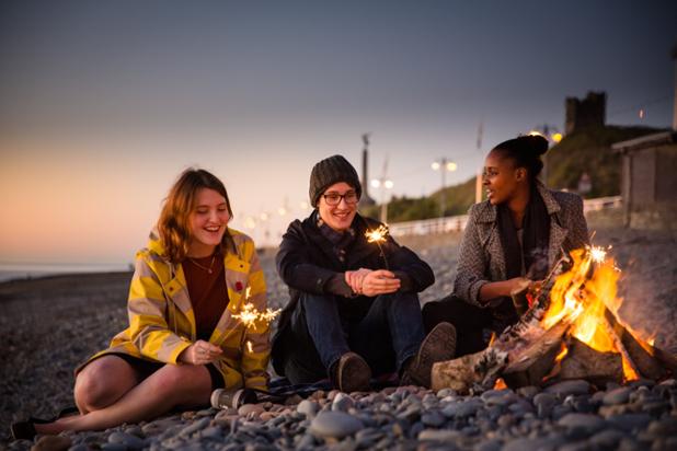 Mwynhewch noson #TanGwyllt heno! Dyma lun o'n myfyrwyr yn mwynhau'r noson ar draeth Aberystwyth