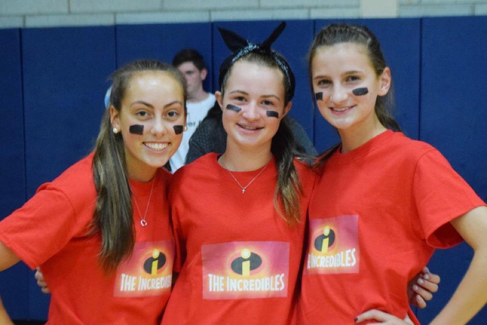 StDomsHS's tweet photo. #WhyDoms Kathryn Woodstock (center) #Doms19 shares! #BayhawkFamily https://t.co/3JKVl7uB96 https://t.co/qFqlVoP7dN