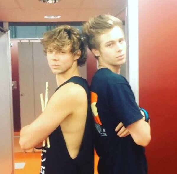 lost_gxrl's tweet photo. Time change๐๐
#5secondsofsexx #lukehemmings #ashtonirwin @Luke5SOS @Ashton5SOS https://t.co/kc9WrhnOHu