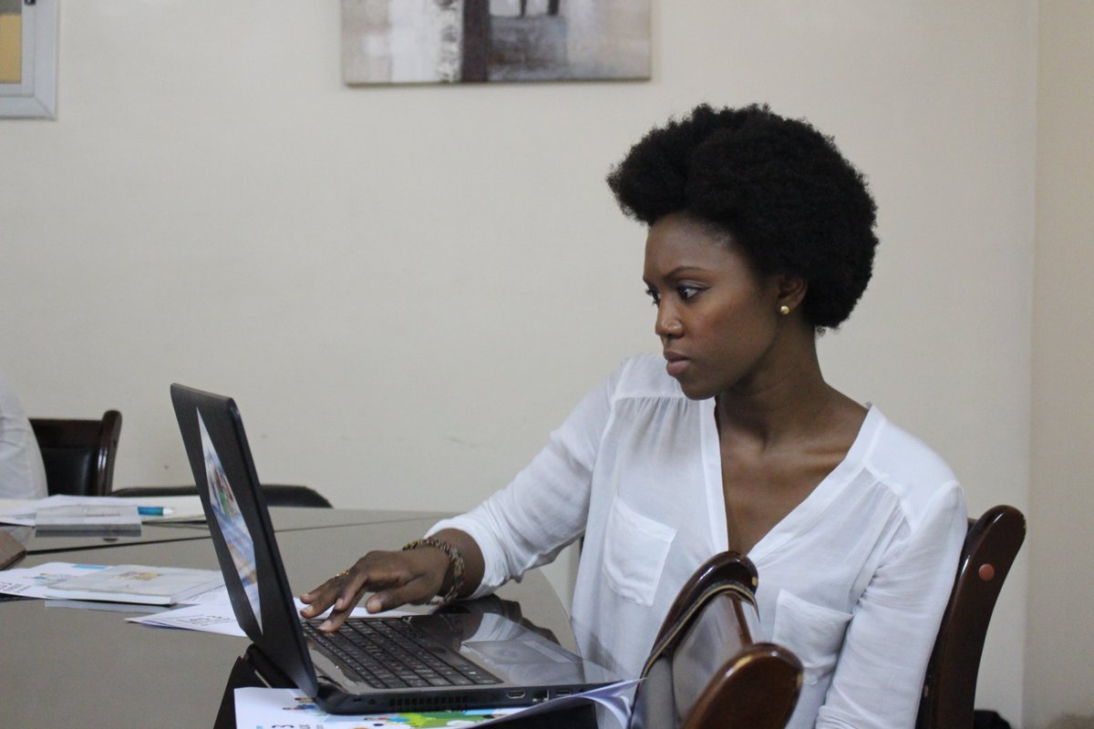 startupconcree's tweet photo. L'Afrogirl @ladyhpolaris concentrée sur son travail au #workshopconcree. #startup #entrepreneur @BLAKWIN @Xatchou https://t.co/hnKZY3rFoa