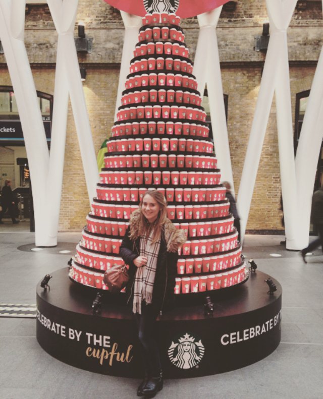 JadeDapin's tweet photo. I need this red cup Christmas Tree in my life... #starbucksuk #christmas #redcup @StarbucksUK #inlove https://t.co/QgDyVCoHnr