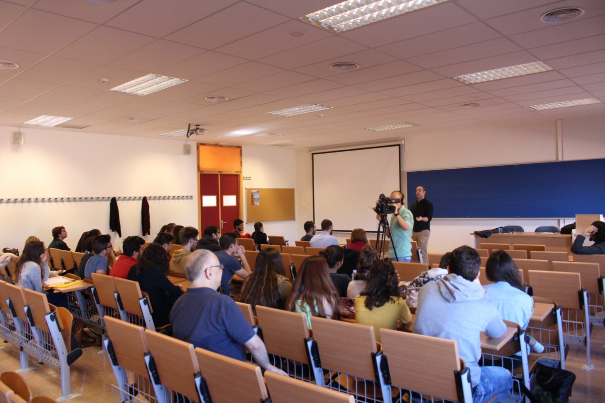 UMHSeries's tweet photo. Taller 3 @Albertoenserie "Critica televisiva en internet" #CICAP2015 @UniversidadMH @cauumh https://t.co/fx6WUuowlR