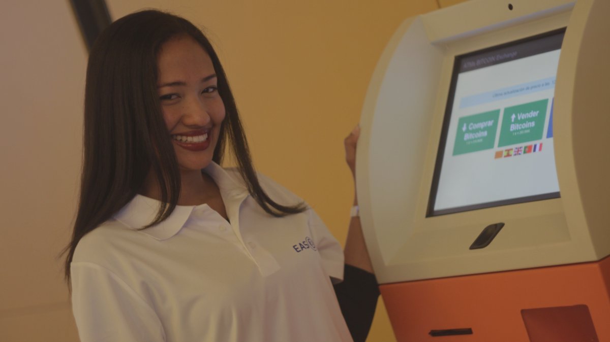Easbit's tweet photo. #Easbit #women does #Bitcoin transaction ATM @malaga https://t.co/vVVm0v1uCB Must see this!!! https://t.co/QfGyY2UqTY
