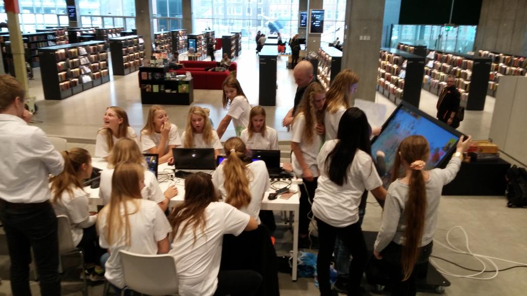 mathiaspoulsen's tweet photo. Her får @PelleKlit testet "Urkanias Tårne" af en flok entusiastiske elever :-) #hopspots #dokk1 https://t.co/dhPAVaa7Od
